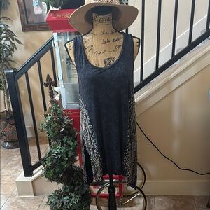 Vocal Women's Black and White Sleeveless Top